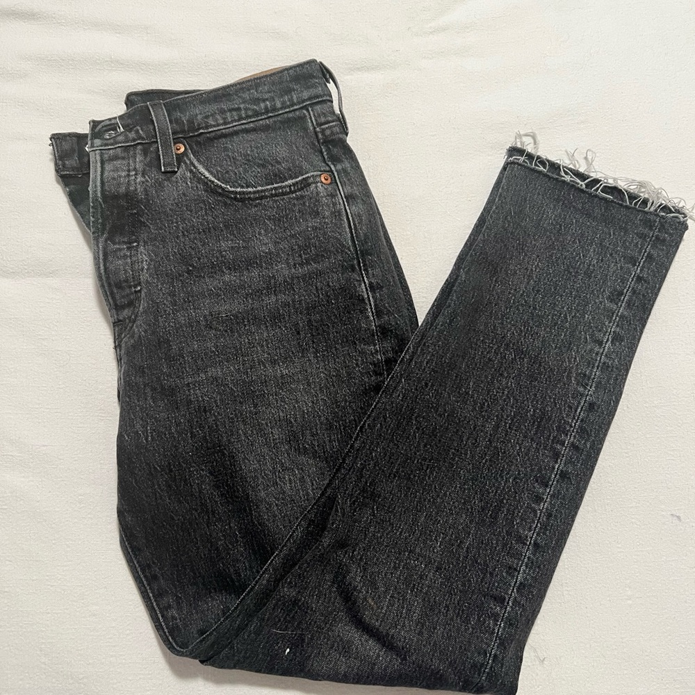 Black size 28 Levi’s